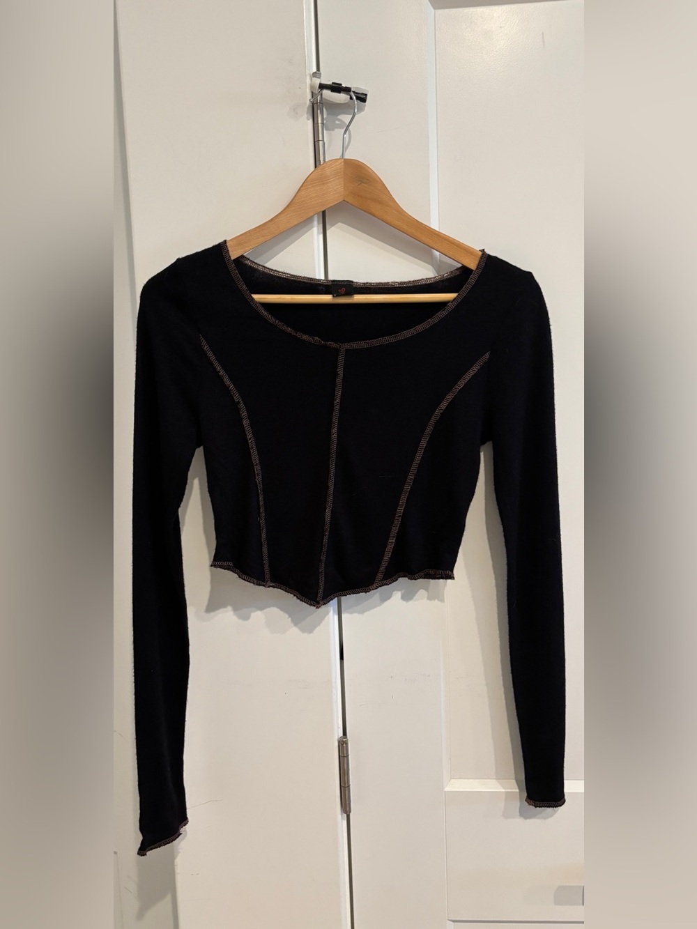 I Joah Black Long-Sleeve Contrast Seam Crop Top